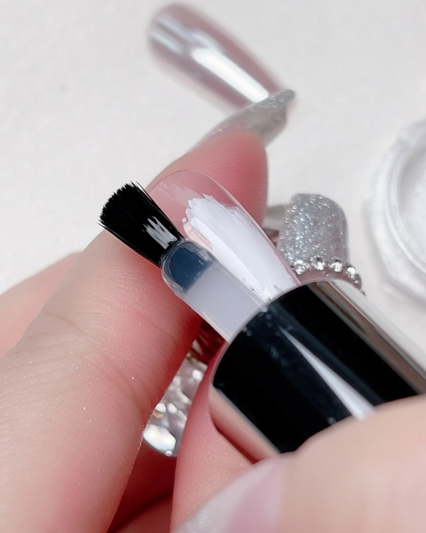 Un top coat trasparente applicato con precisione solo sopra la striscia bianca.