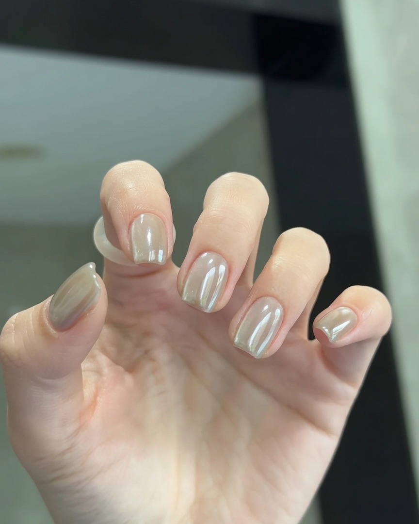 Primo piano di una mano con le unghie posizionate allinterno di una lampada LED per unghie.