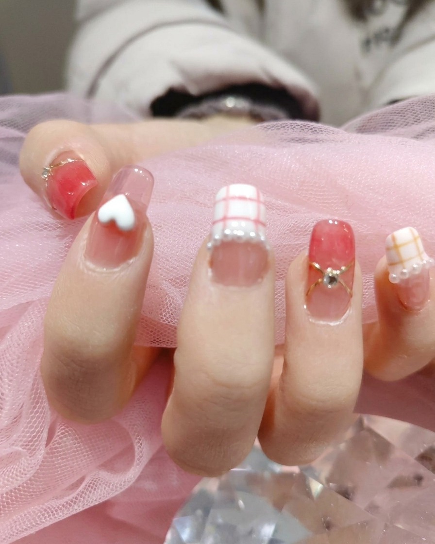 Uno strumento che posiziona minuscole perle bianche iridescenti attorno alla base del design nail art.