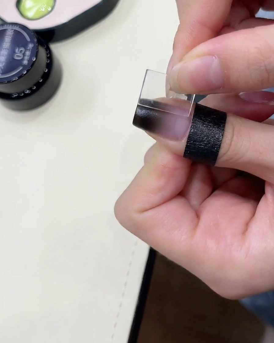 Applicazione del gel cat-eye sopra la sfumatura.
