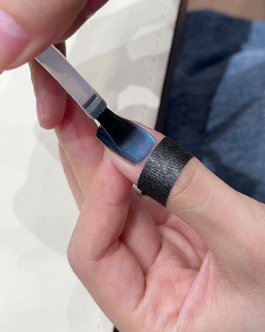 Applicazione del top coat sullunghia finita.