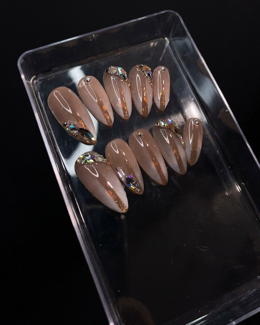 Un pennello che applica un top coat trasparente e lucido sopra il design sfumato con strass.