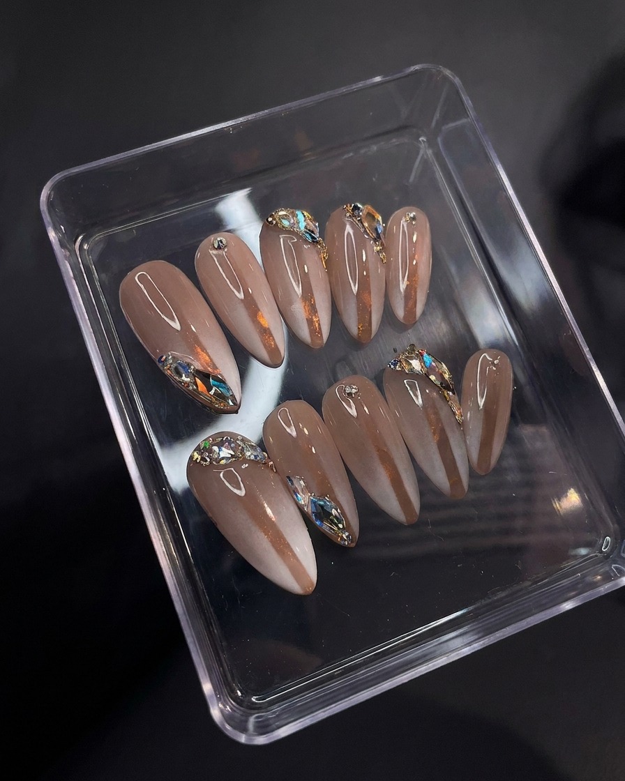 Vista macro che mostra la superficie lucida e riflettente delle unghie finite con top coat.