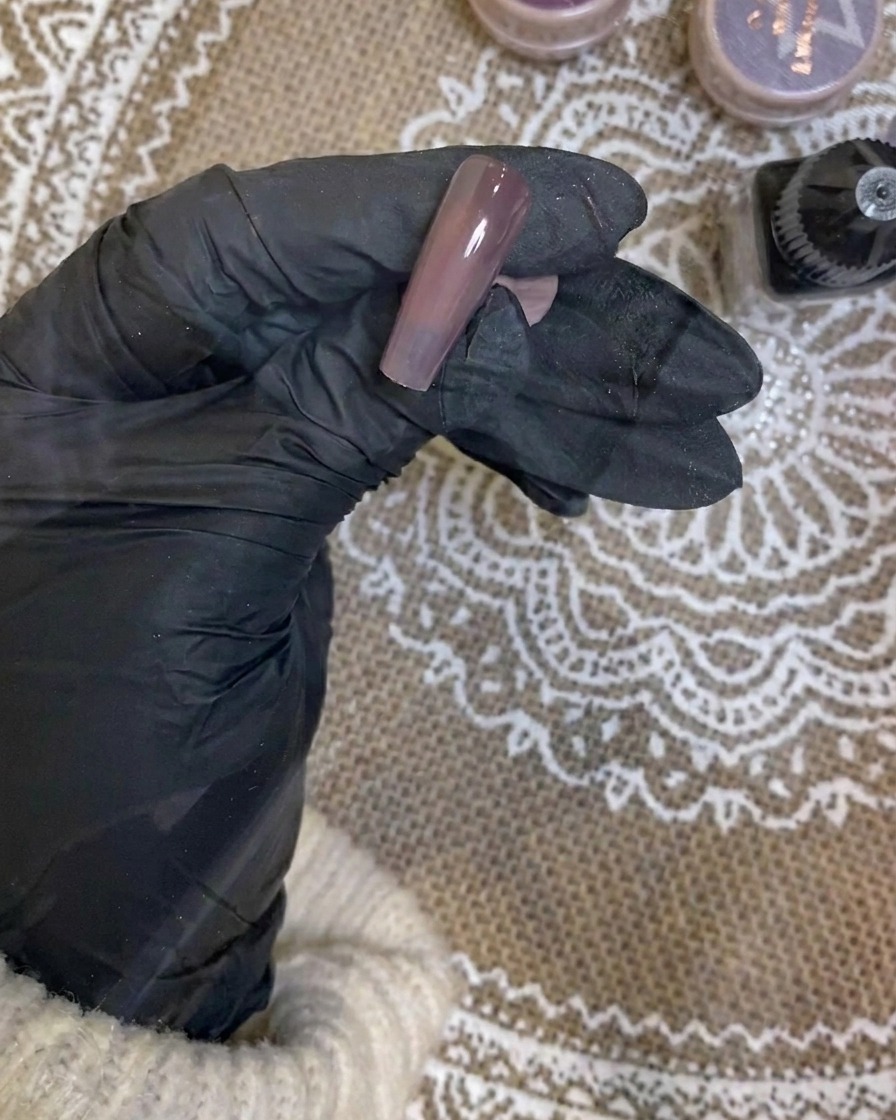 Laerografo che applica una leggera sfumatura bianca sulla punta dellunghia viola.
