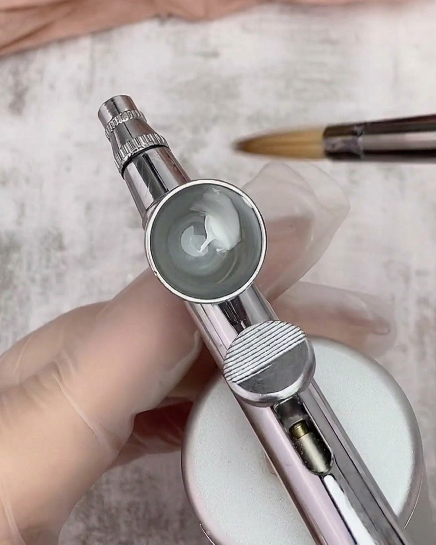 Vista ravvicinata allinterno di una coppetta con un mix di gel bianco e diluente.