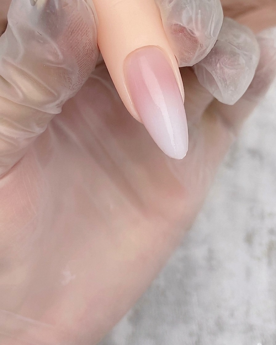 Tip a mandorla con una sfumatura bianca leggera sopra una base nude.