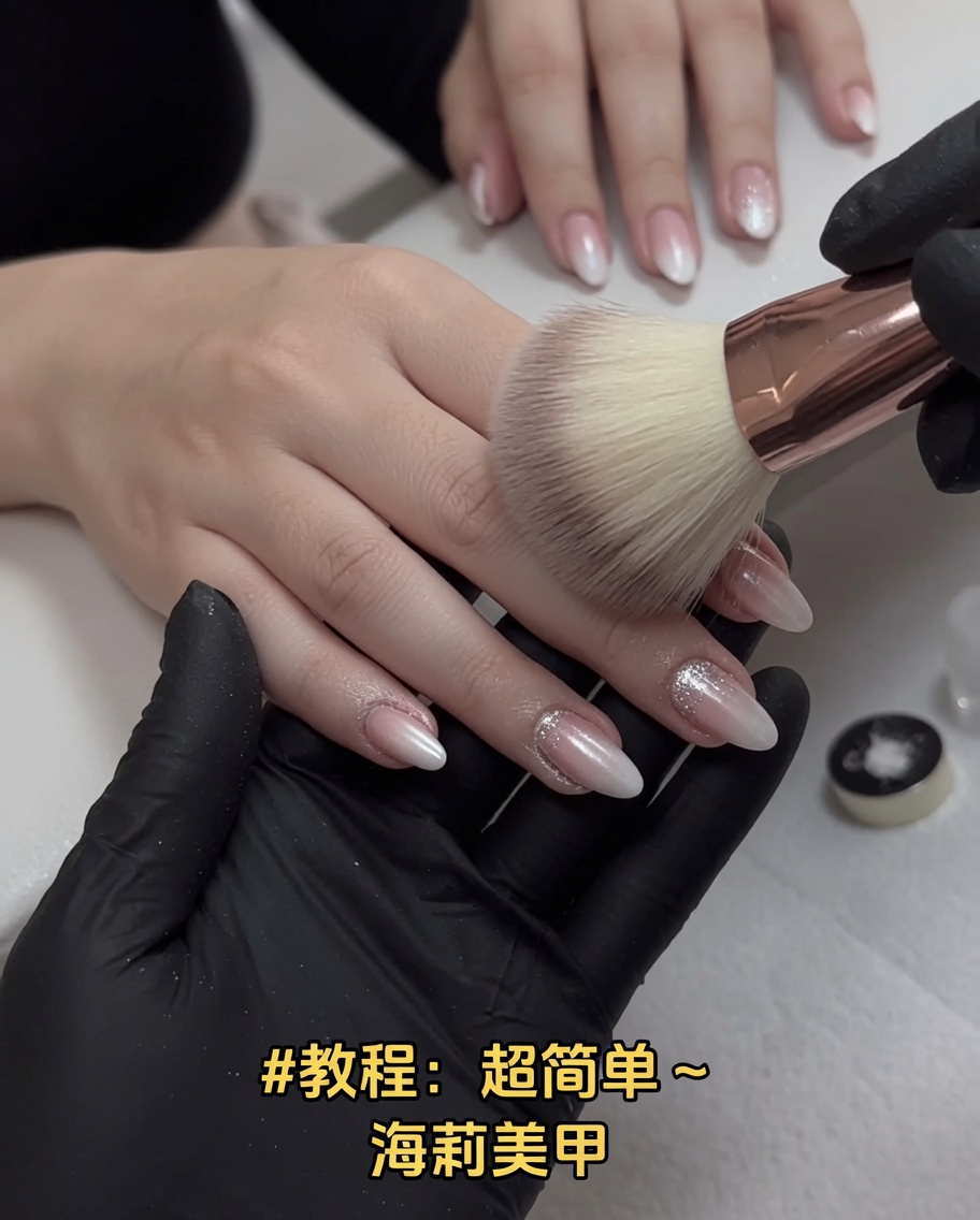 Un grande e soffice pennello da trucco rosa che spolvera le unghie laccate per rimuovere la polvere cromata in eccesso.