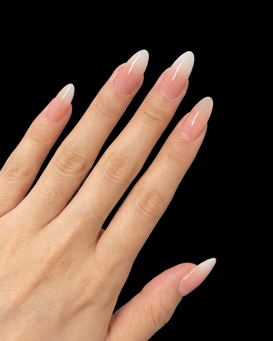Un pennello per unghie che applica una piccola quantità di gel con glitter fini al centro di ununghia.