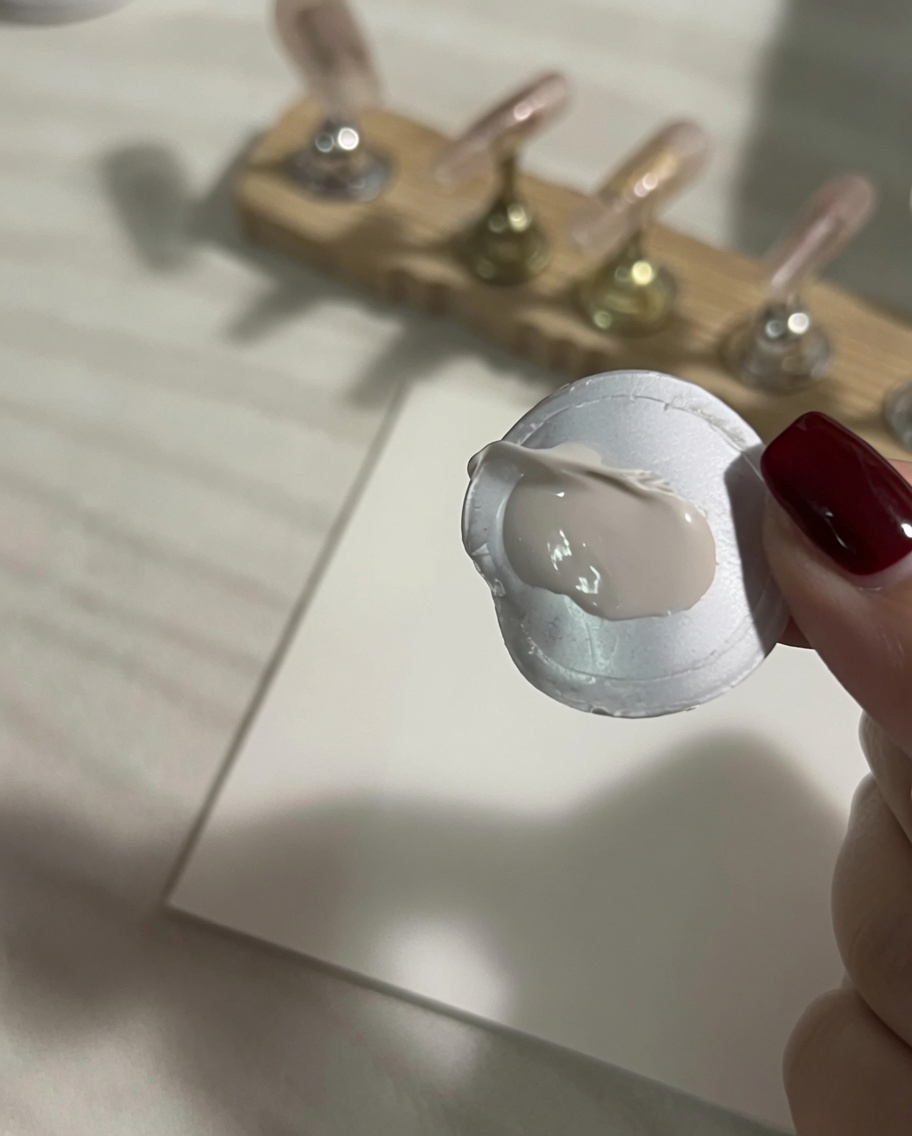 Una goccia di gel paint bianco denso appena applicata su una tavolozza di miscelazione in silicone bianco.