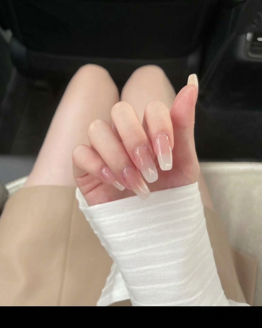 Applicazione di gel nude ghiaccio traslucido sulla superficie dellunghia.