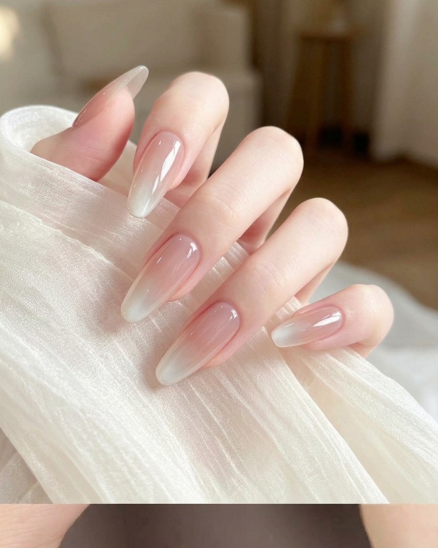 Una spugnetta da trucco con una piccola quantità di smalto gel bianco applicata su un angolo.