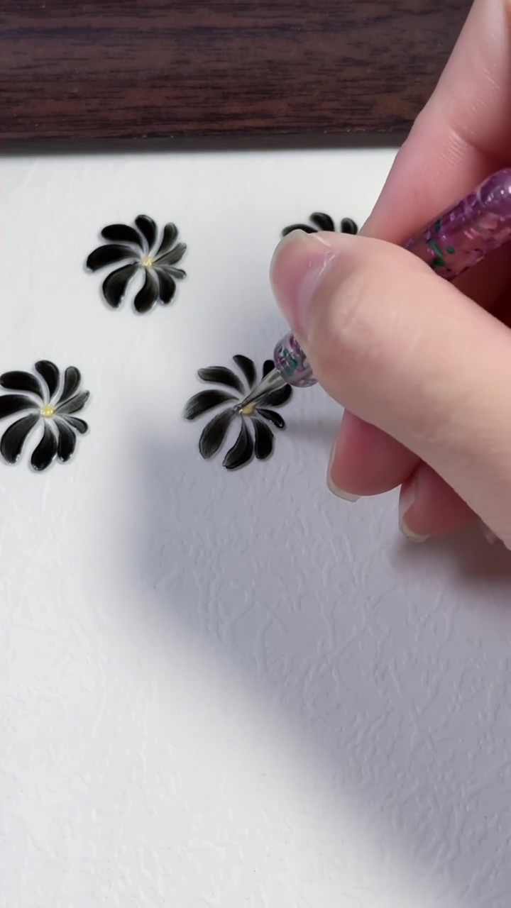 Tutorial: Nail Art a Margherite Nere Dipinte a Mano