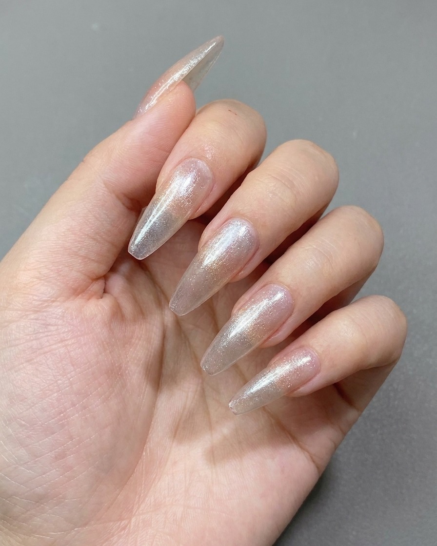 Un magnete utilizzato sopra uno strato di gel cat-eye bagnato per creare un ampio effetto scintillante sullunghia.