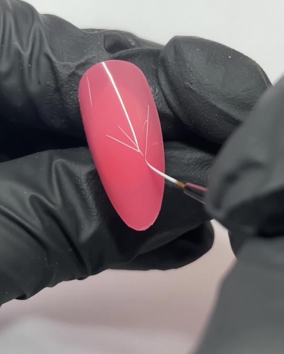 Primo piano di ununghia rosa che mostra linee bianche intersecate a formare una Y.