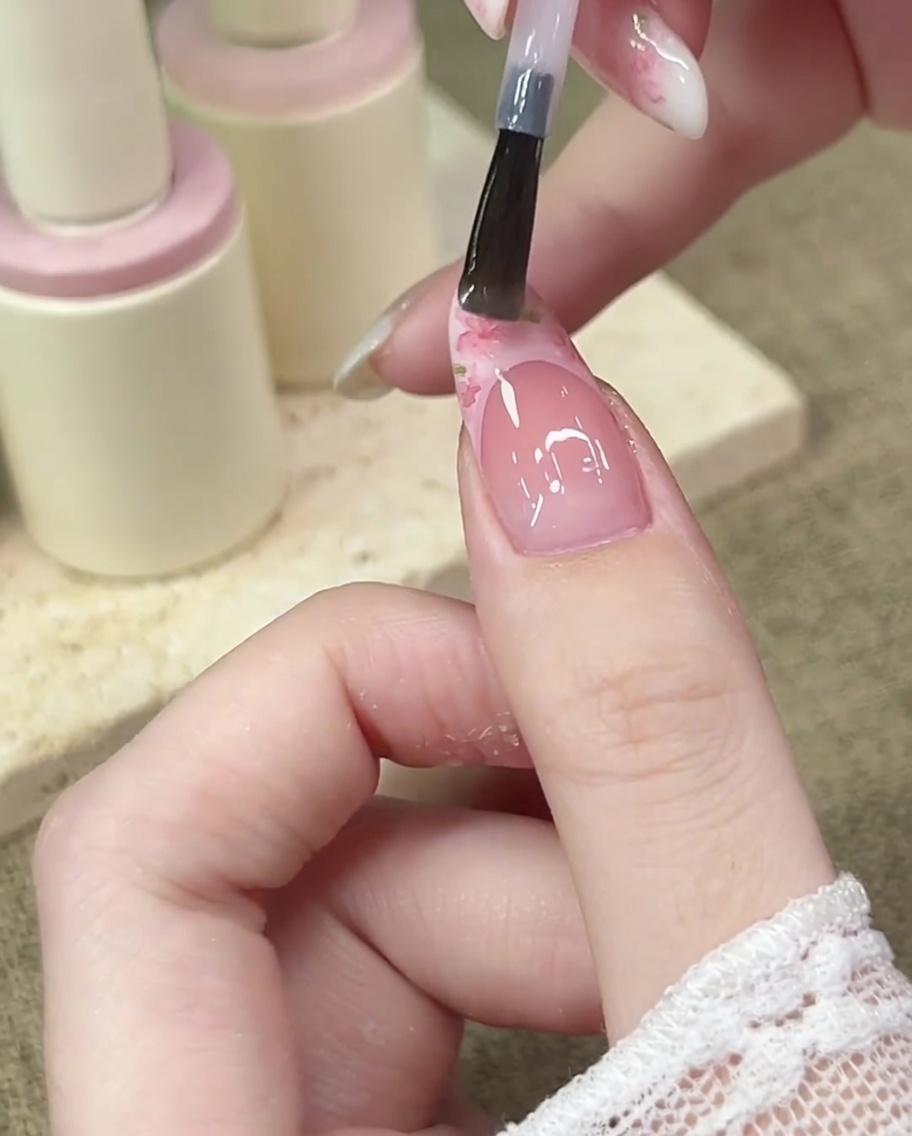 Un piccolo fiocco rosa 3D posizionato al centro della linea del sorriso del French usando uno strumento di precisione.