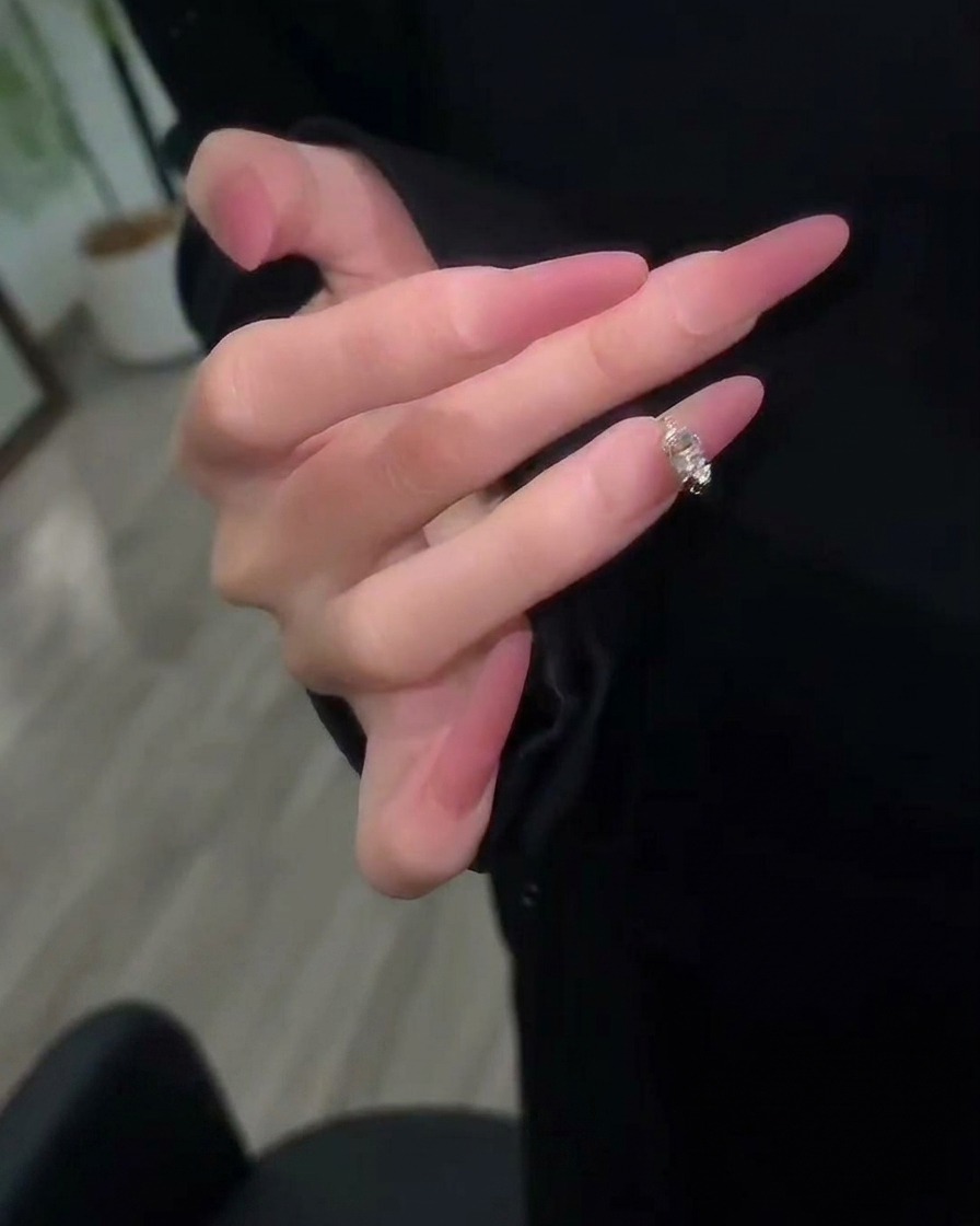 Un sottile strato di smalto gel color malva applicato uniformemente su ununghia.