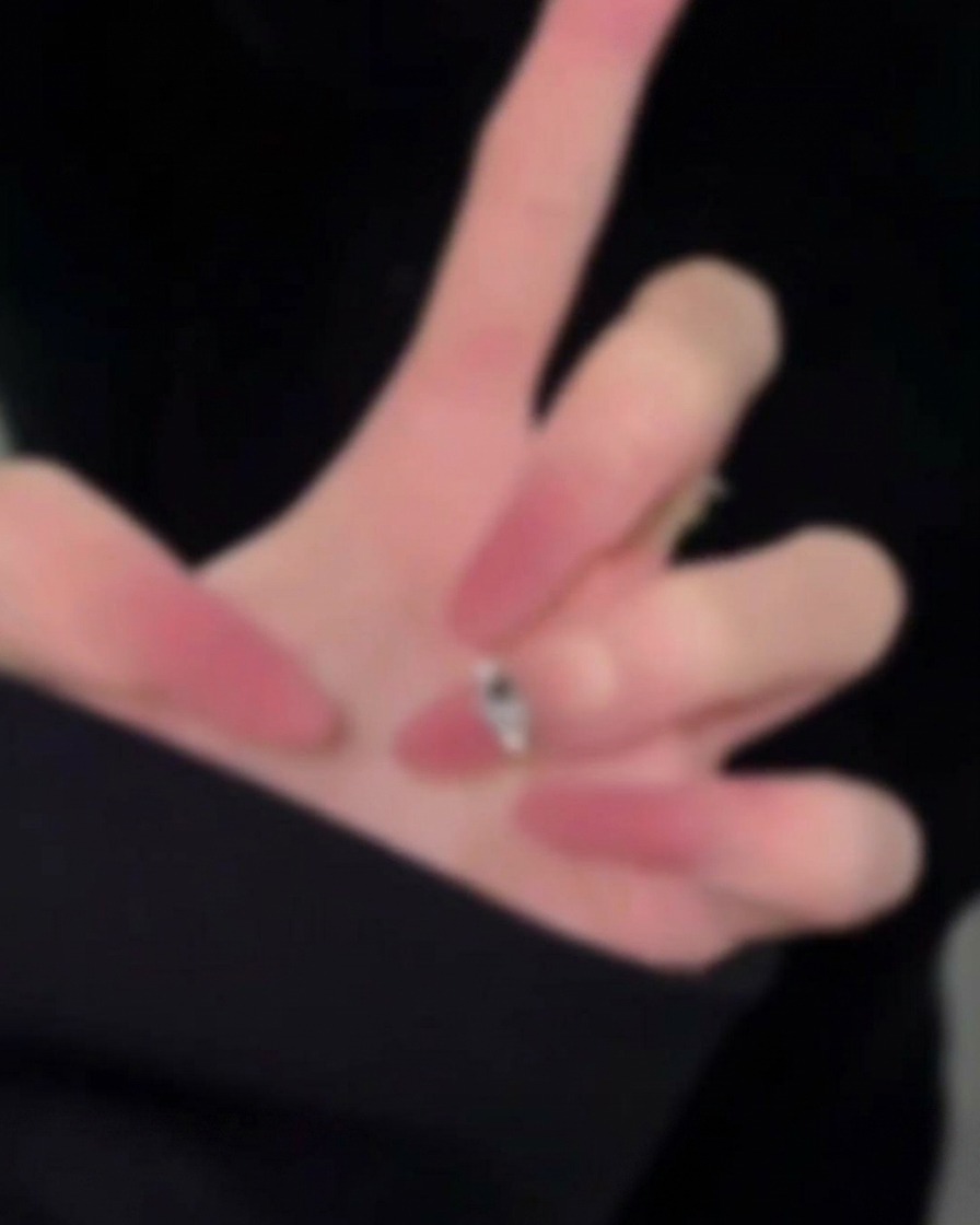 Un sottile strato di base coat in gel trasparente applicato su ununghia naturale pulita.