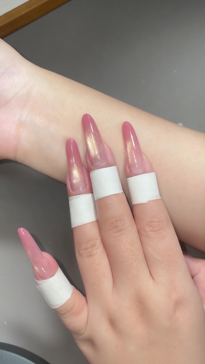 Unghie color pesca con sfumatura e effetto cat-eye oro — Tutorial manicure a stiletto