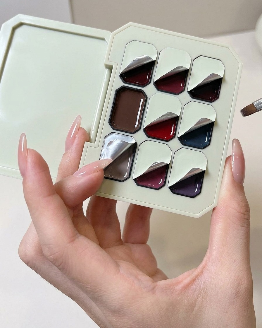 Una spugnetta a punta premuta in una palette di gel solido color viola chiaro.