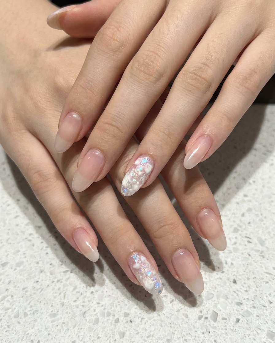 Primo piano di una spugnetta che tampona gel bianco su ununghia rosa.