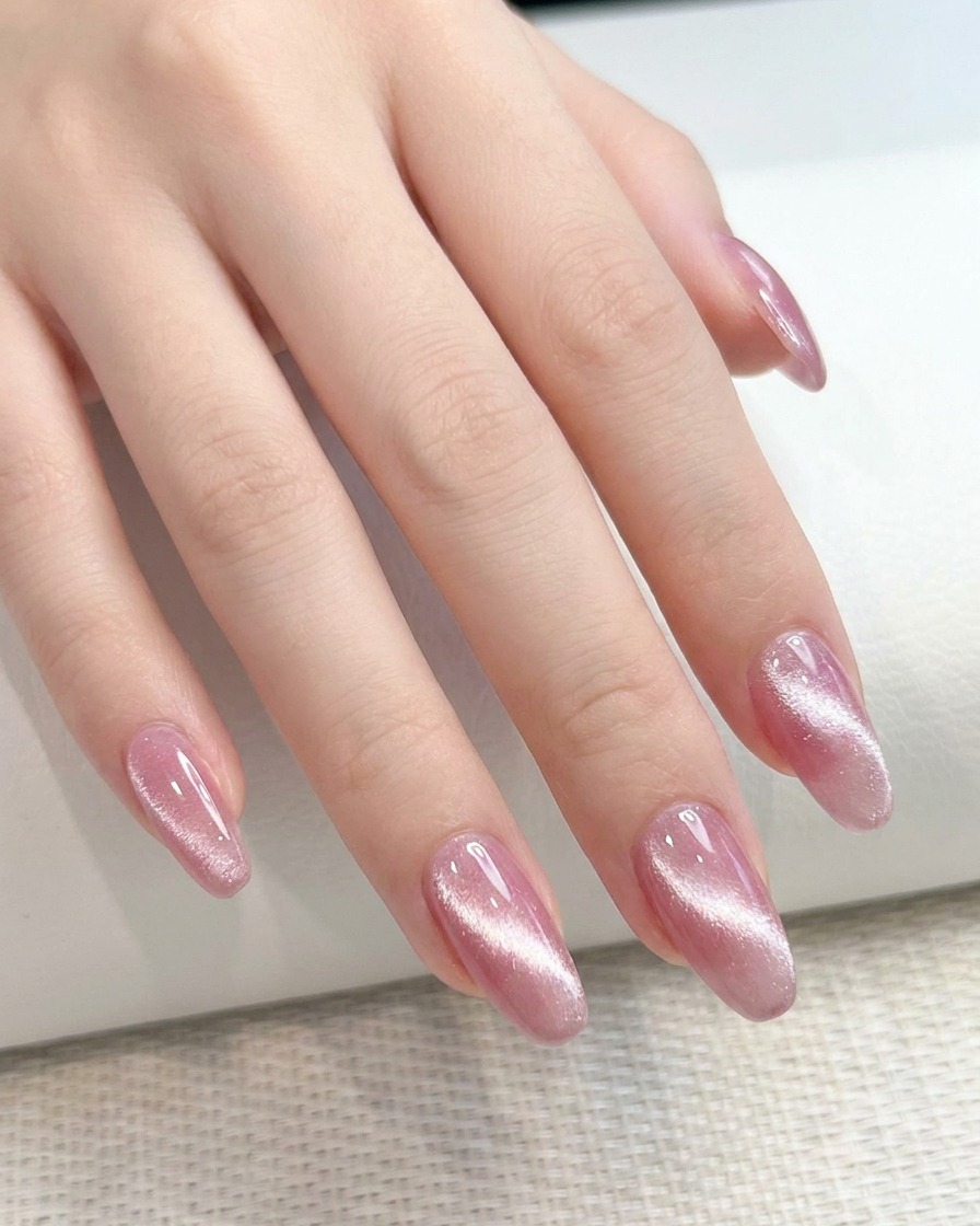 Un magnete rettangolare posizionato vicino al bordo laterale dellunghia.