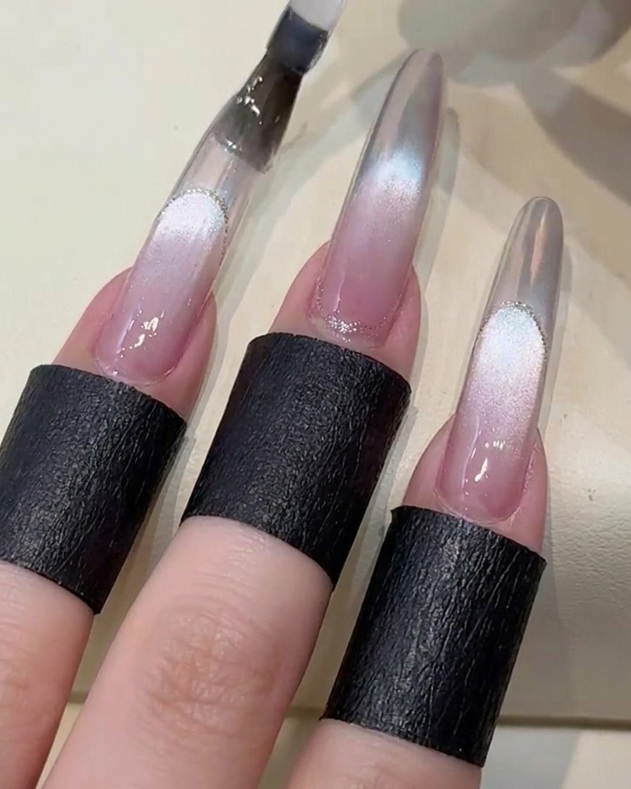 Un pennello per gel che applica un top coat trasparente sul design dellunghia prima della polimerizzazione sotto la lampada UV.