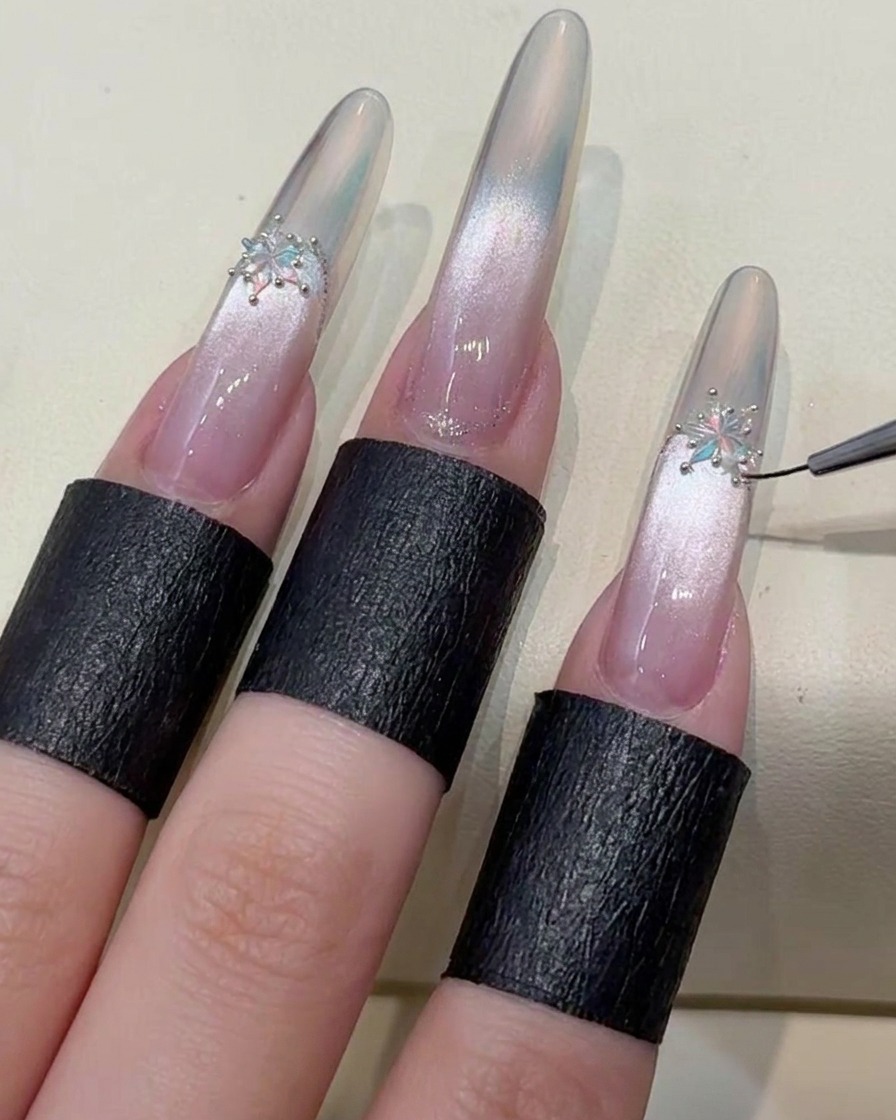 Un pennello che applica un top coat finale resistente per sigillare i bordi dellunghia e i cristalli decorativi.