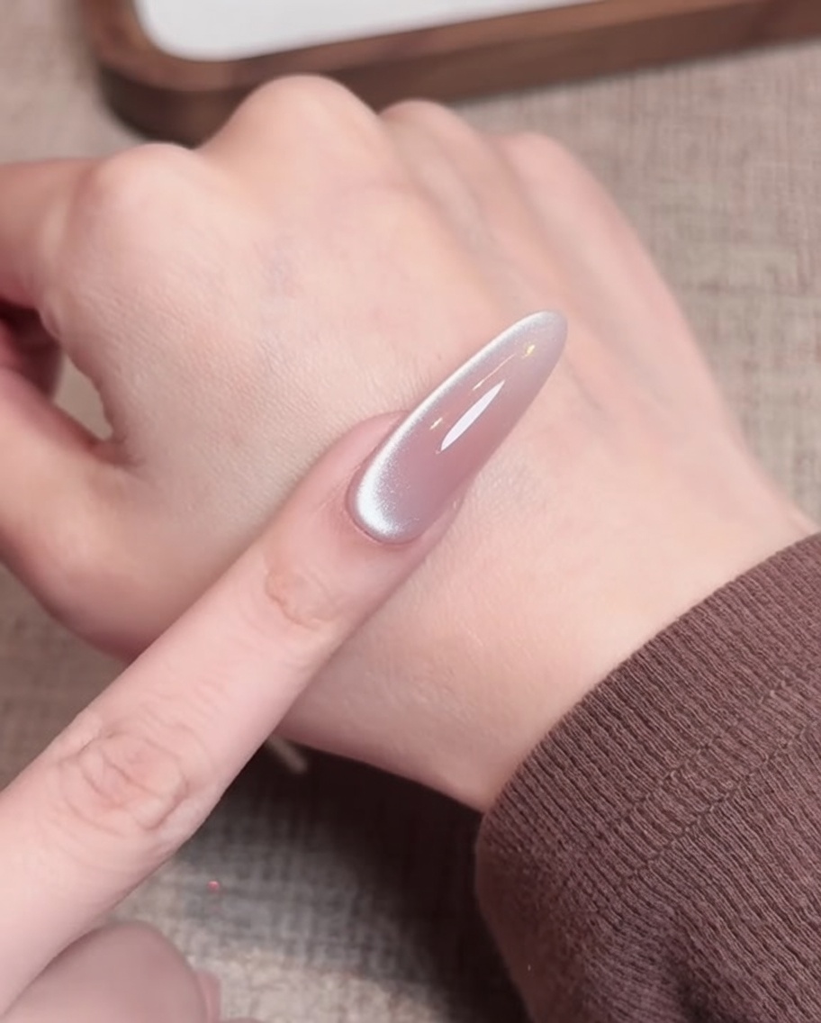 Un pad privo di lanugine viene utilizzato per pulire la superficie di ununghia in gel nude polimerizzata.