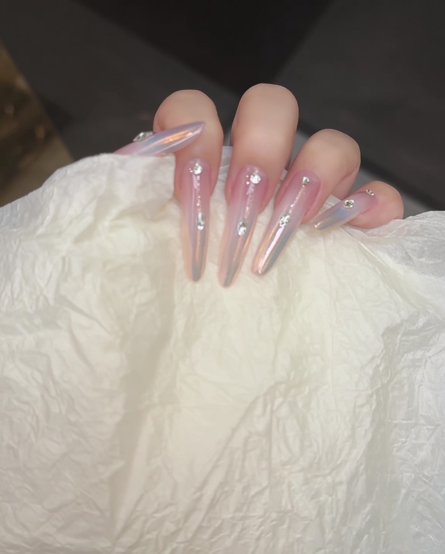 Un pennello che aggiunge un secondo strato di blushing gel per approfondire il gradiente.