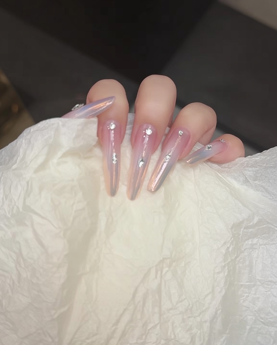 Un pennello che applica un top coat trasparente senza dispersione sulla superficie dellunghia.