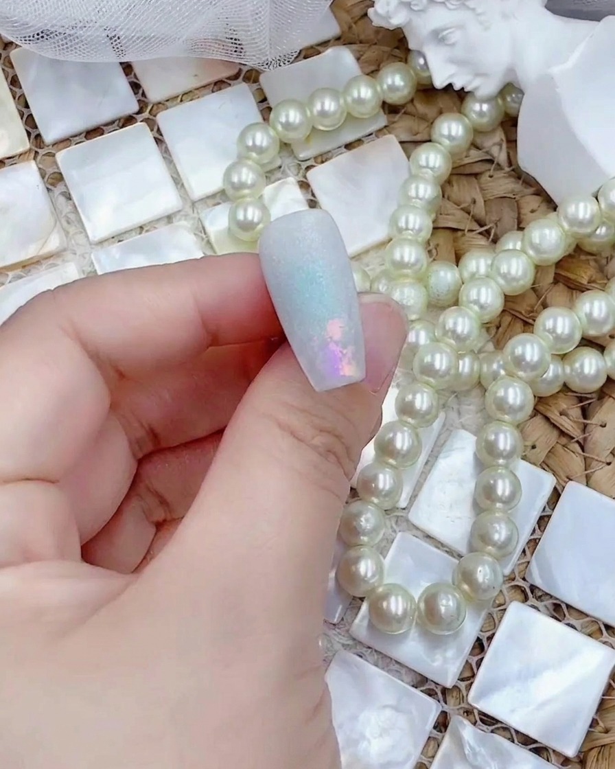 Una tip per unghie inserita in una lampada UV dopo lapplicazione del top coat opaco.