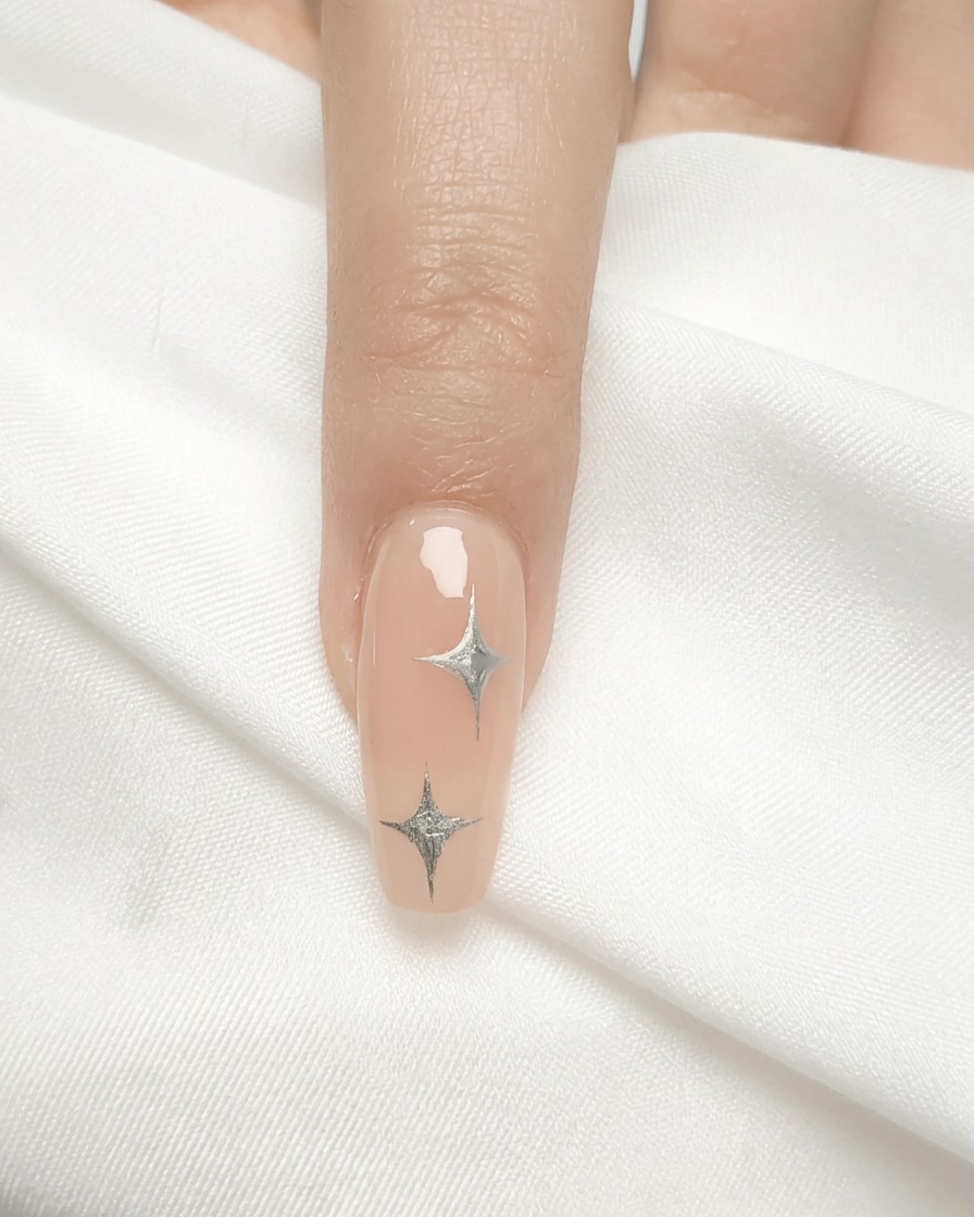 Un pennello per unghie applica uno strato sottile di smalto gel nude su ununghia naturale.
