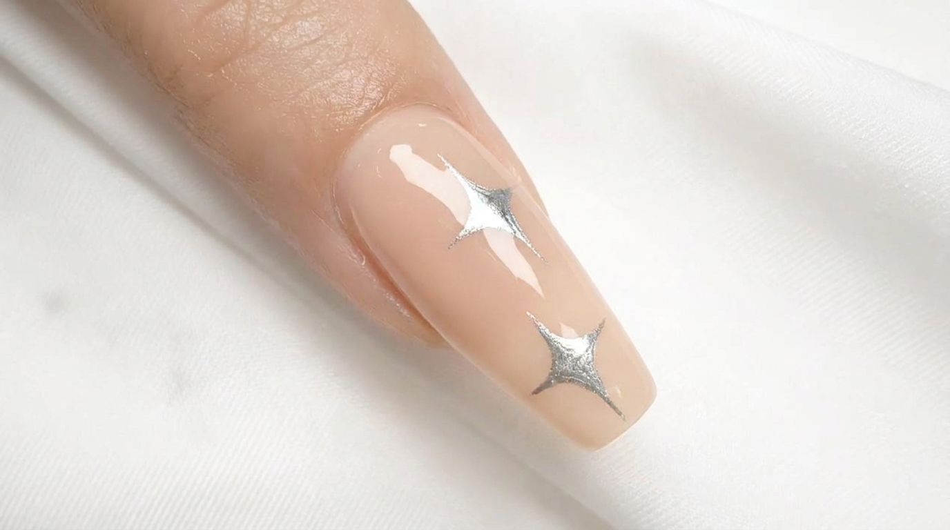 Unghie minimaliste con stelle metallizzate argento — Tutorial passo dopo passo