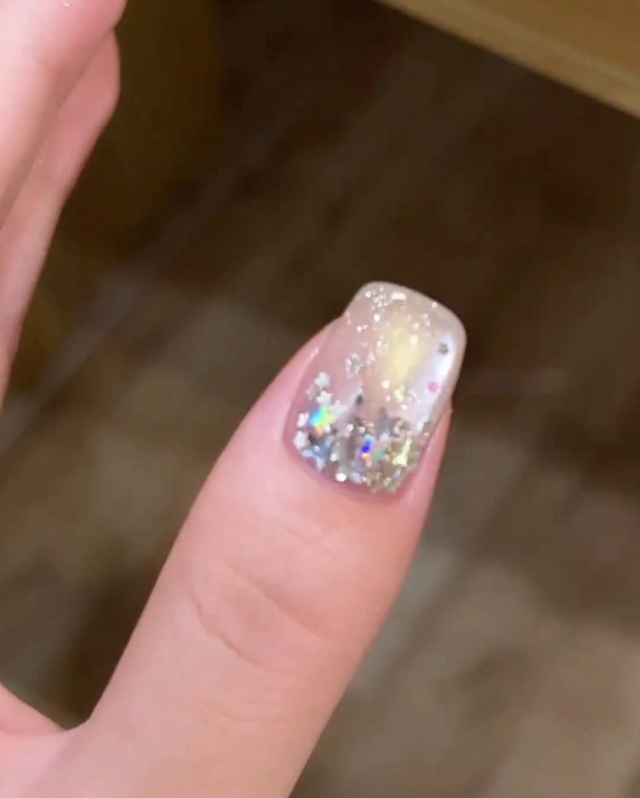 Ununghia con un mix di stelle grandi e piccole disposte sulla lamina ungueale.