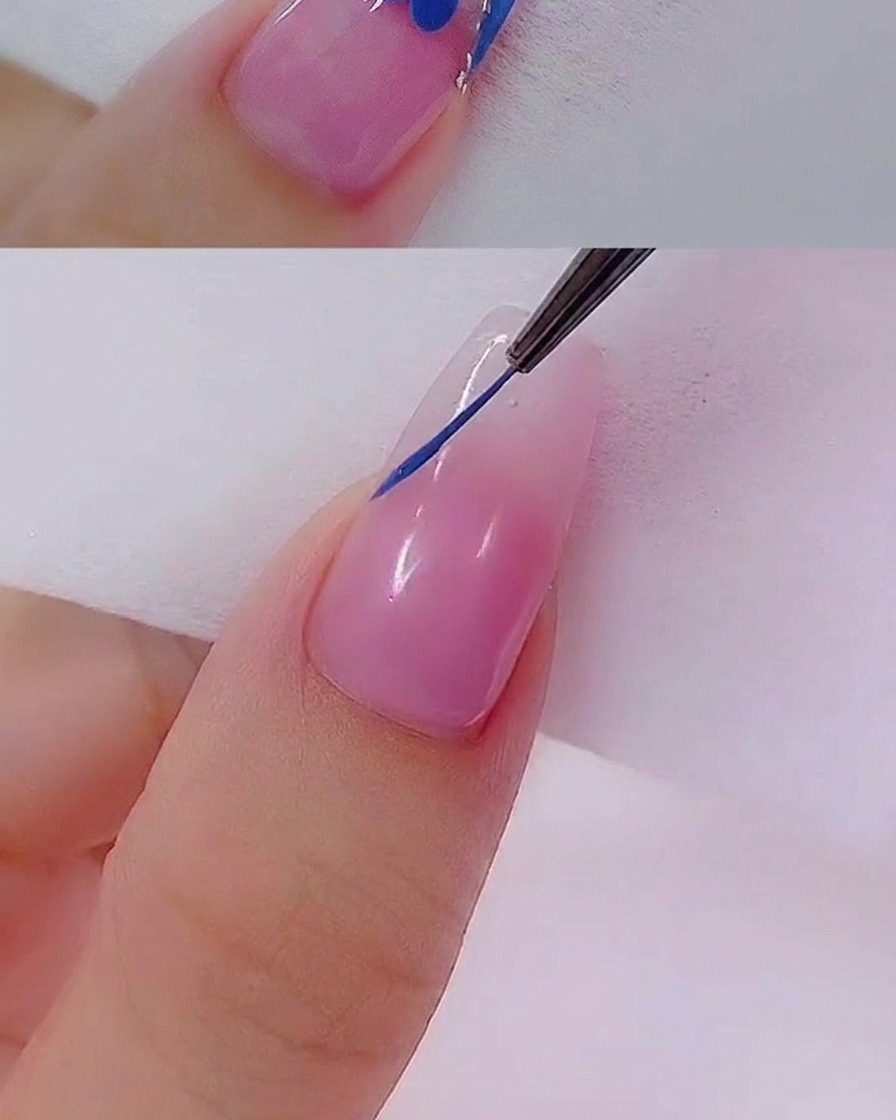 Un pennello piatto per gel che riempie larea della french con gel blu coprente.