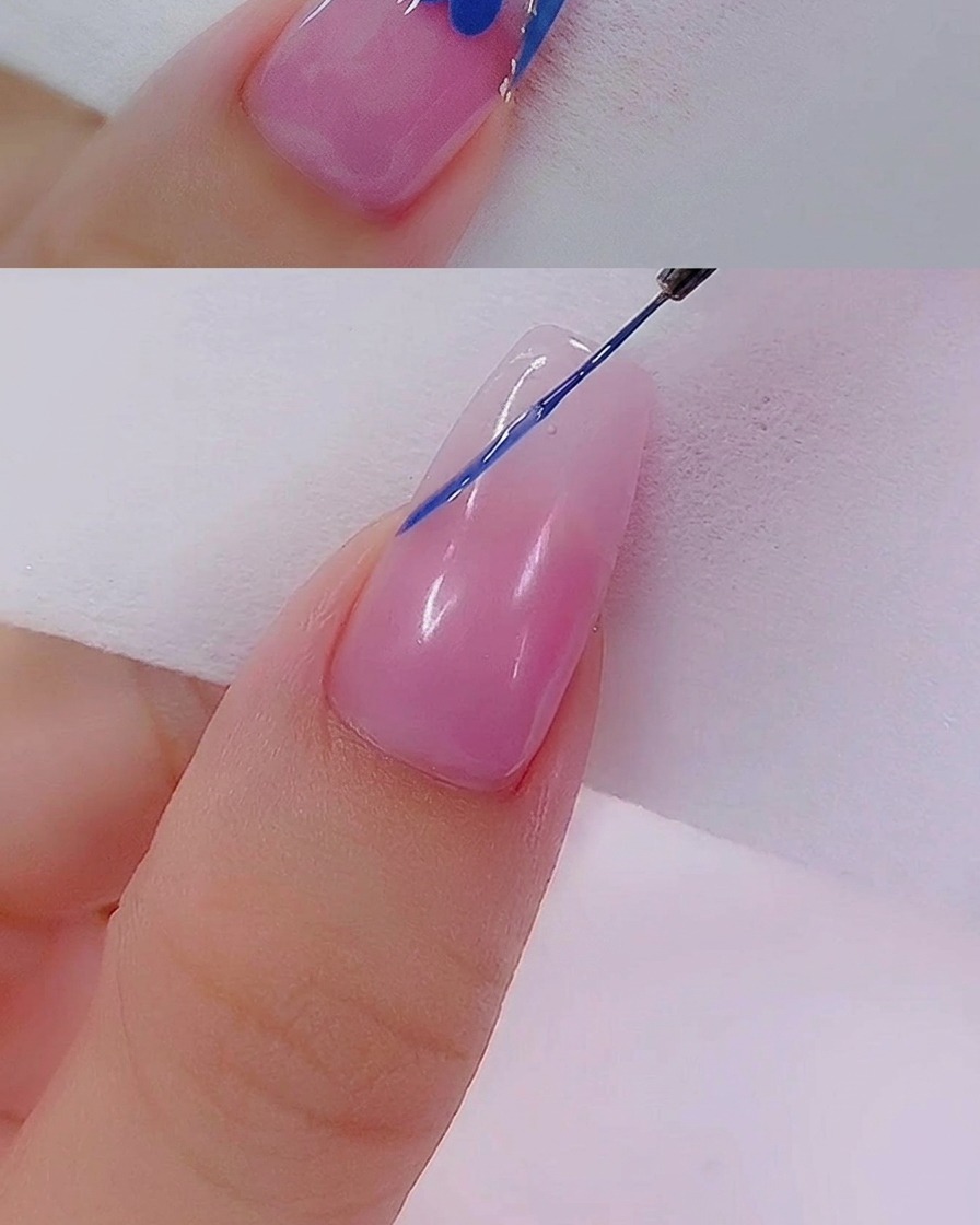 Un pennello applica un secondo strato di gel blu sulla french per una copertura uniforme.