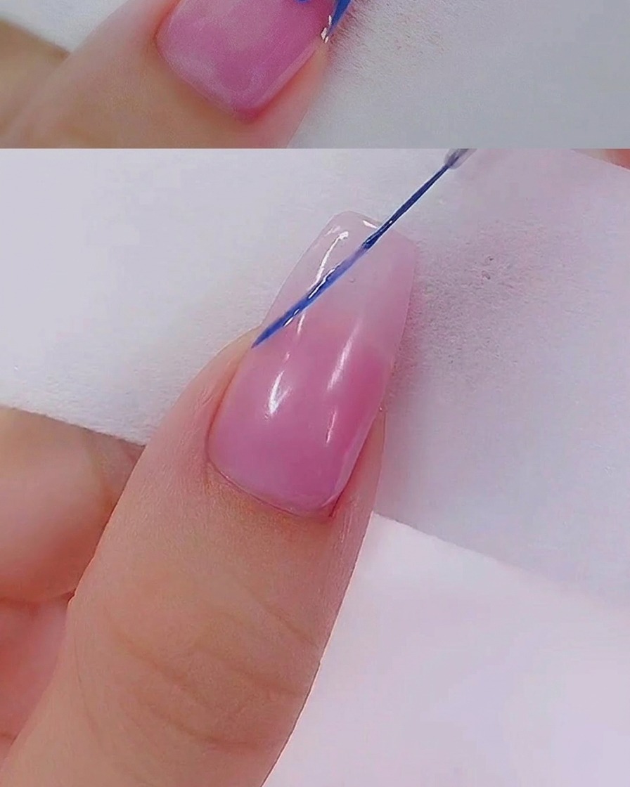 Due piccoli punti blu affiancati sulla superficie dellunghia, creati con un dotting tool.