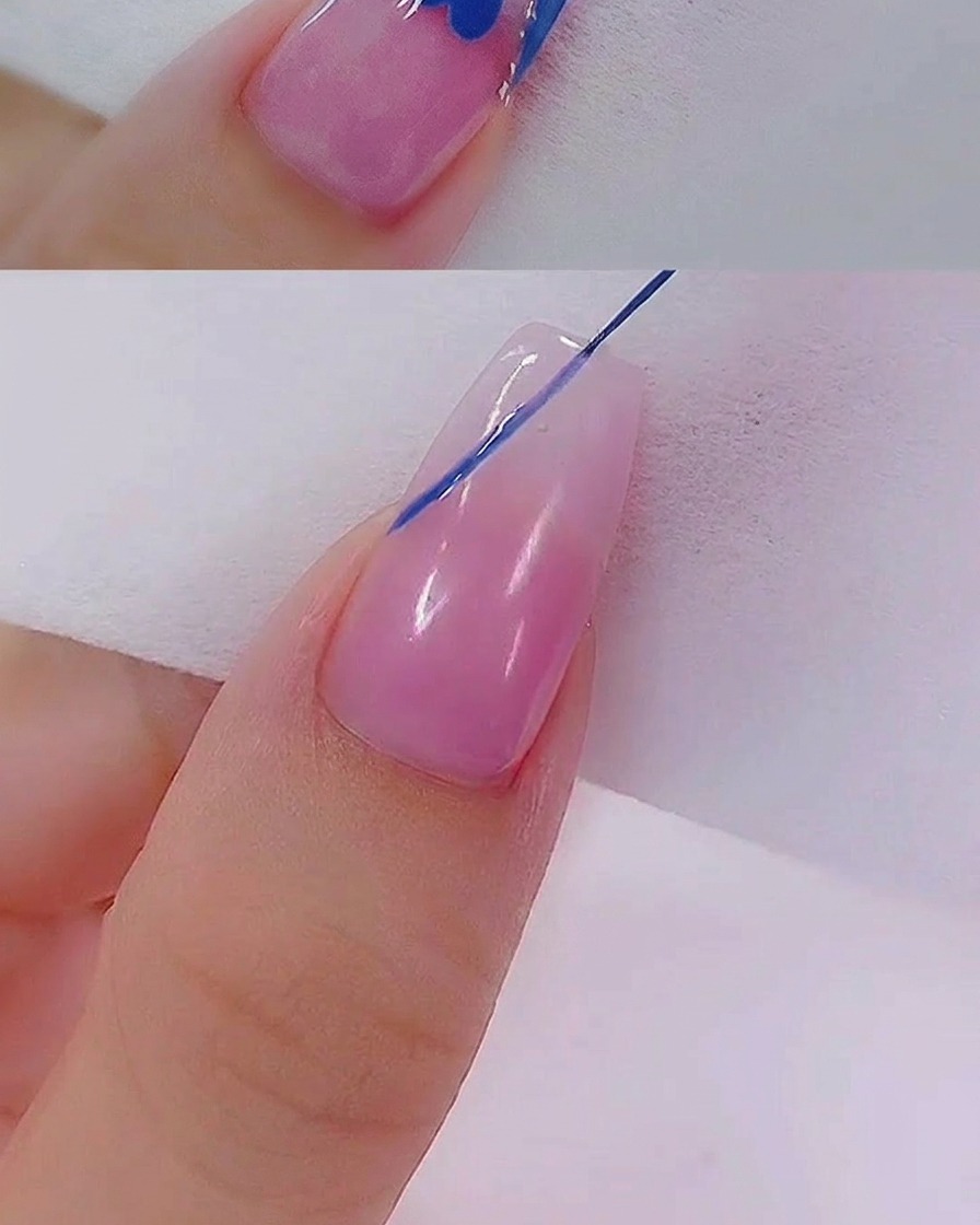 Un pennello a punta sottile tira delicatamente il gel blu per creare la forma di un cuore.