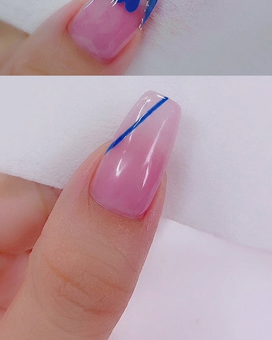Un cuore blu in fase di riempimento con gel blu usando un pennello fine.