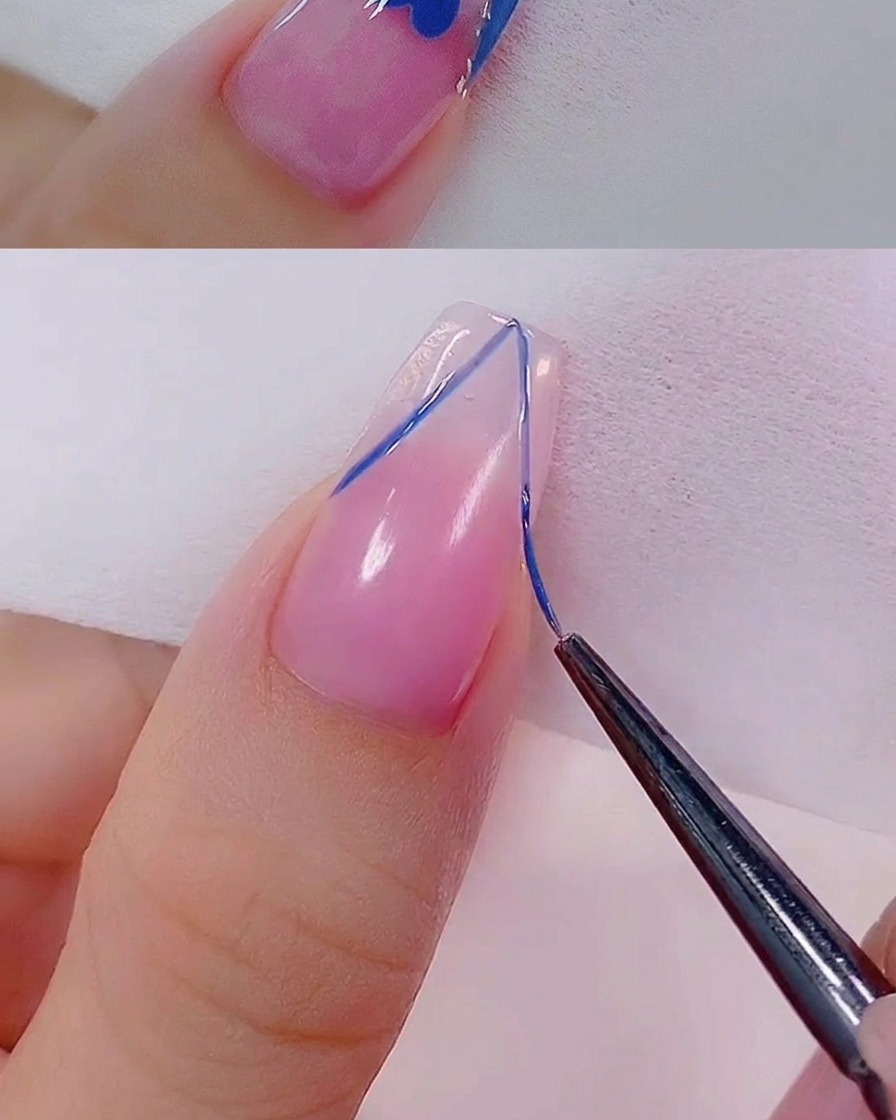 Un pennello fine applica una sottile linea di glitter oro rosa lungo il bordo della french.