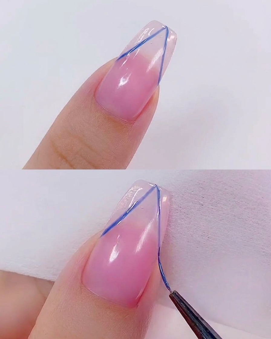 Un pennello applica un top coat trasparente e lucido sopra la nail art completata.