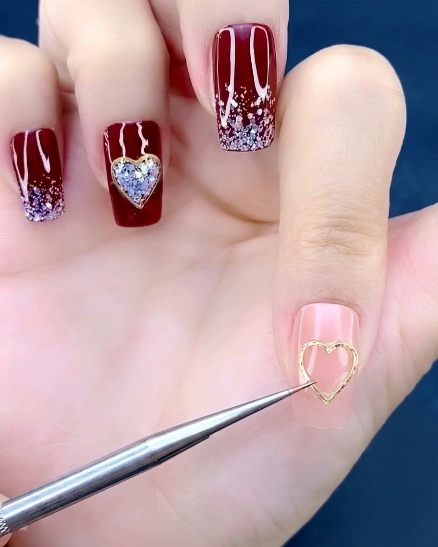 Primo piano di un pennello per nail art che applica una piccola goccia di gel adesivo trasparente al centro di ununghia.