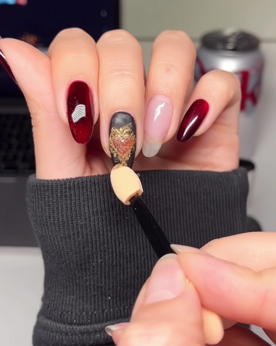 Una mano che applica uno strato di smalto gel bianco solido su ununghia nuda.