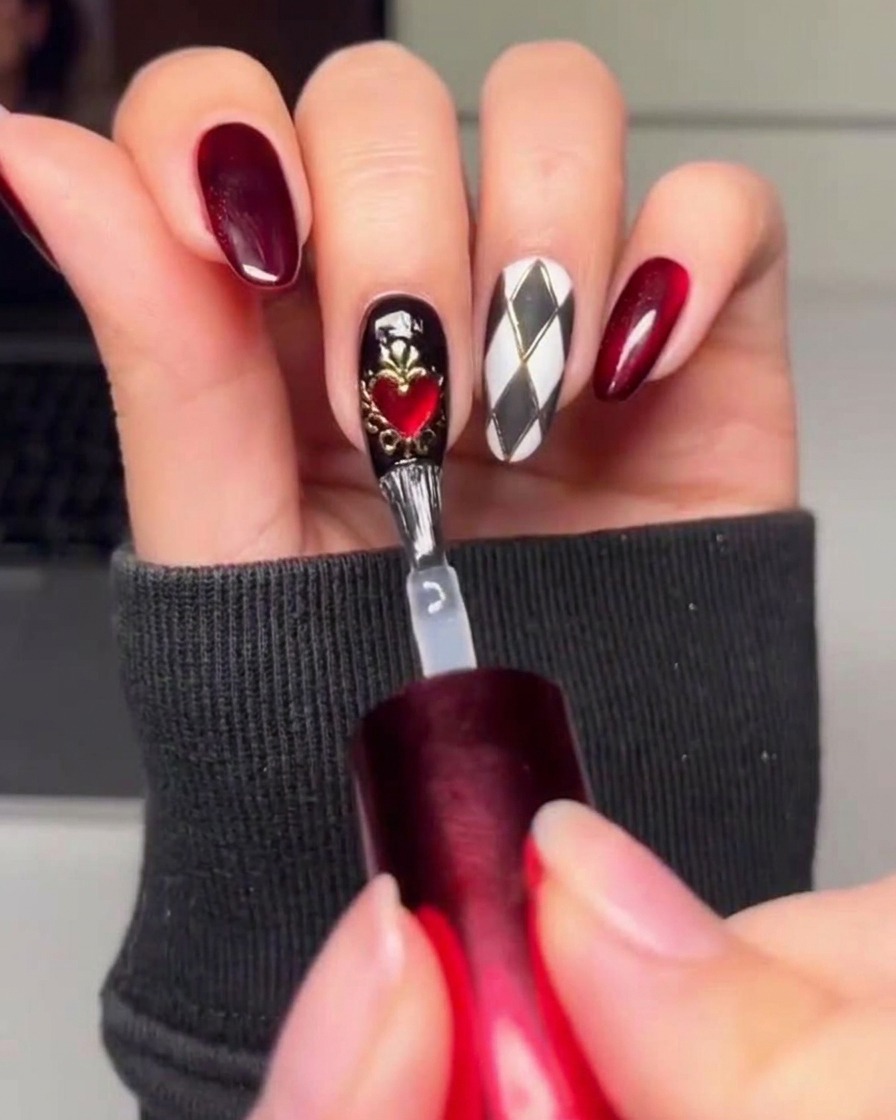 Un pennello che applica uno strato finale di top coat trasparente lucido sopra i design di nail art finiti.