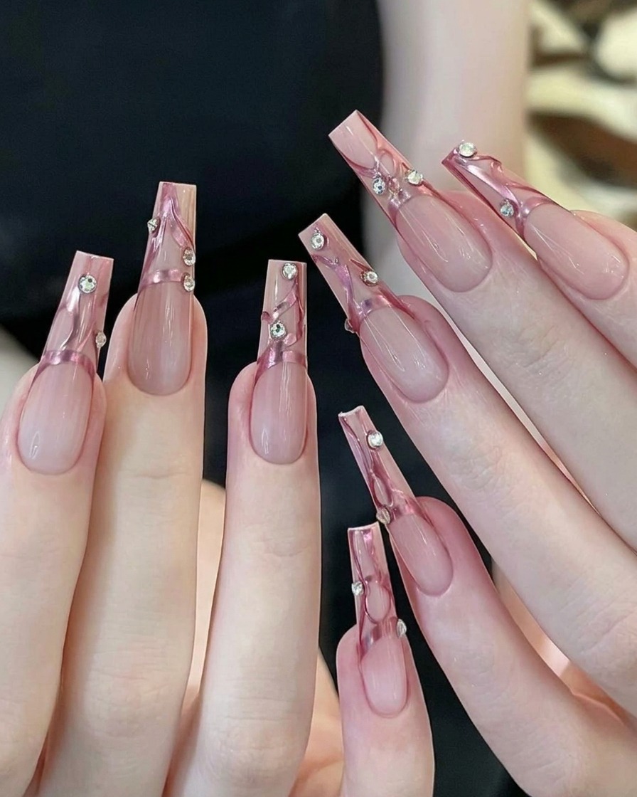 Una spugnetta per trucco gialla picchietta dello smalto gel rosa sulla punta di ununghia trasparente.