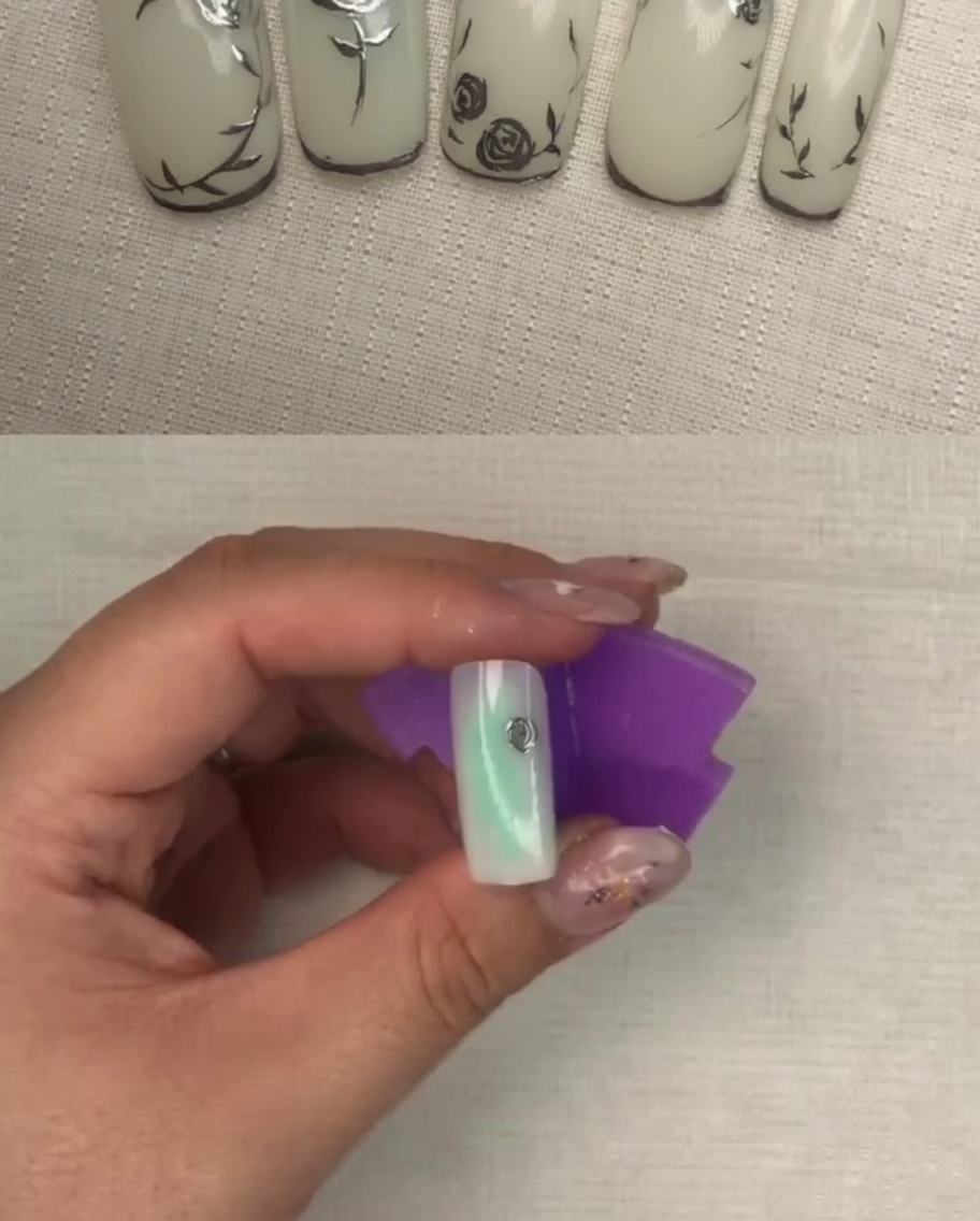 Ununghia con un design floreale metallizzato più definito caratterizzato da più strati di petali.