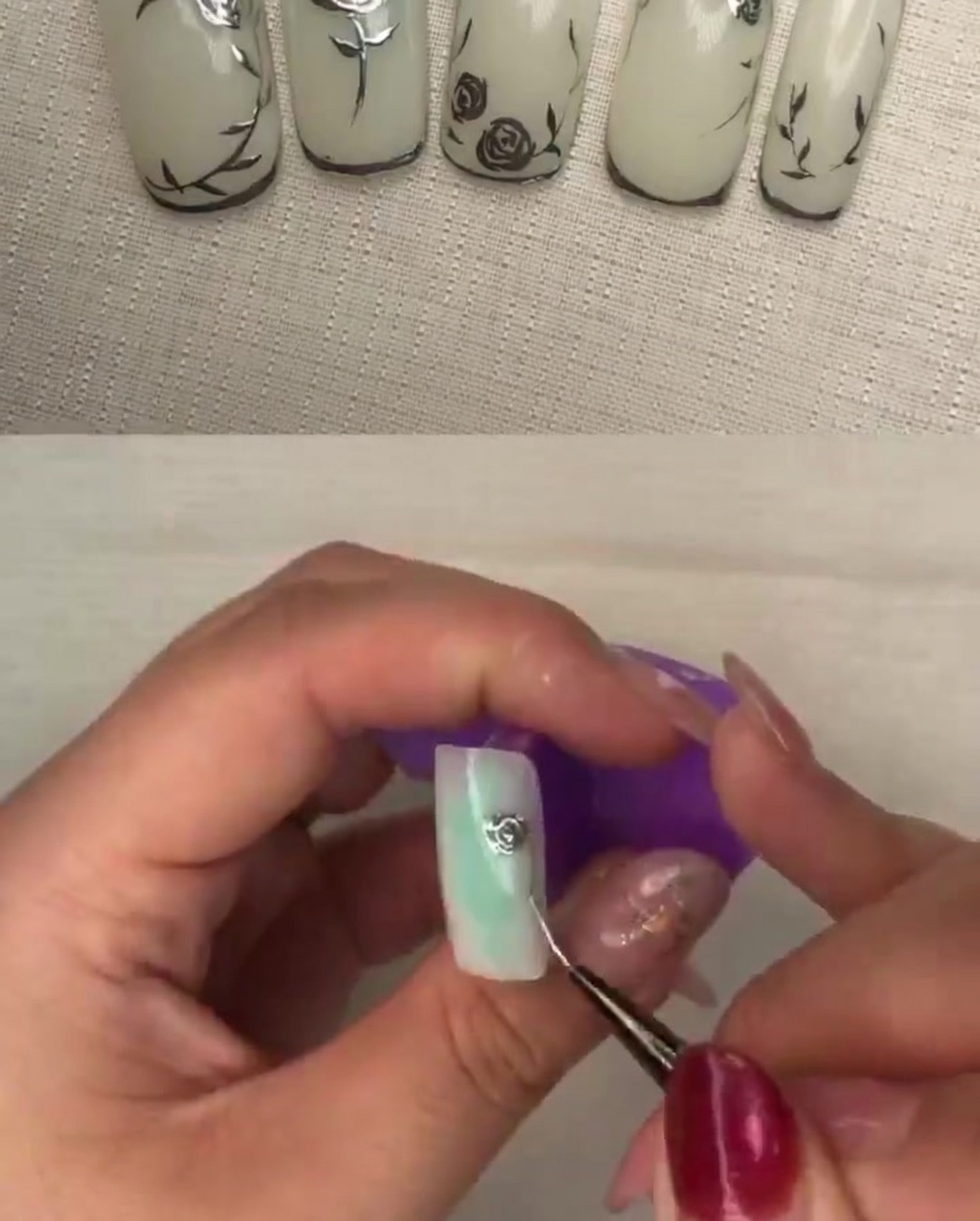 Un primo piano di un pennello che applica pressione sui petali di gel metallizzato per creare texture e profondità.