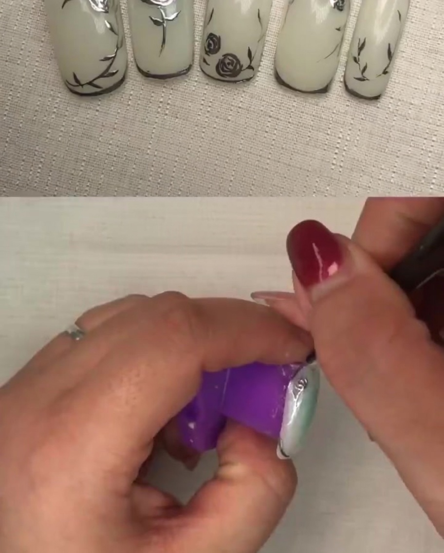 Una mano allinterno di una lampada UV/LED durante il processo di polimerizzazione per il design finale.