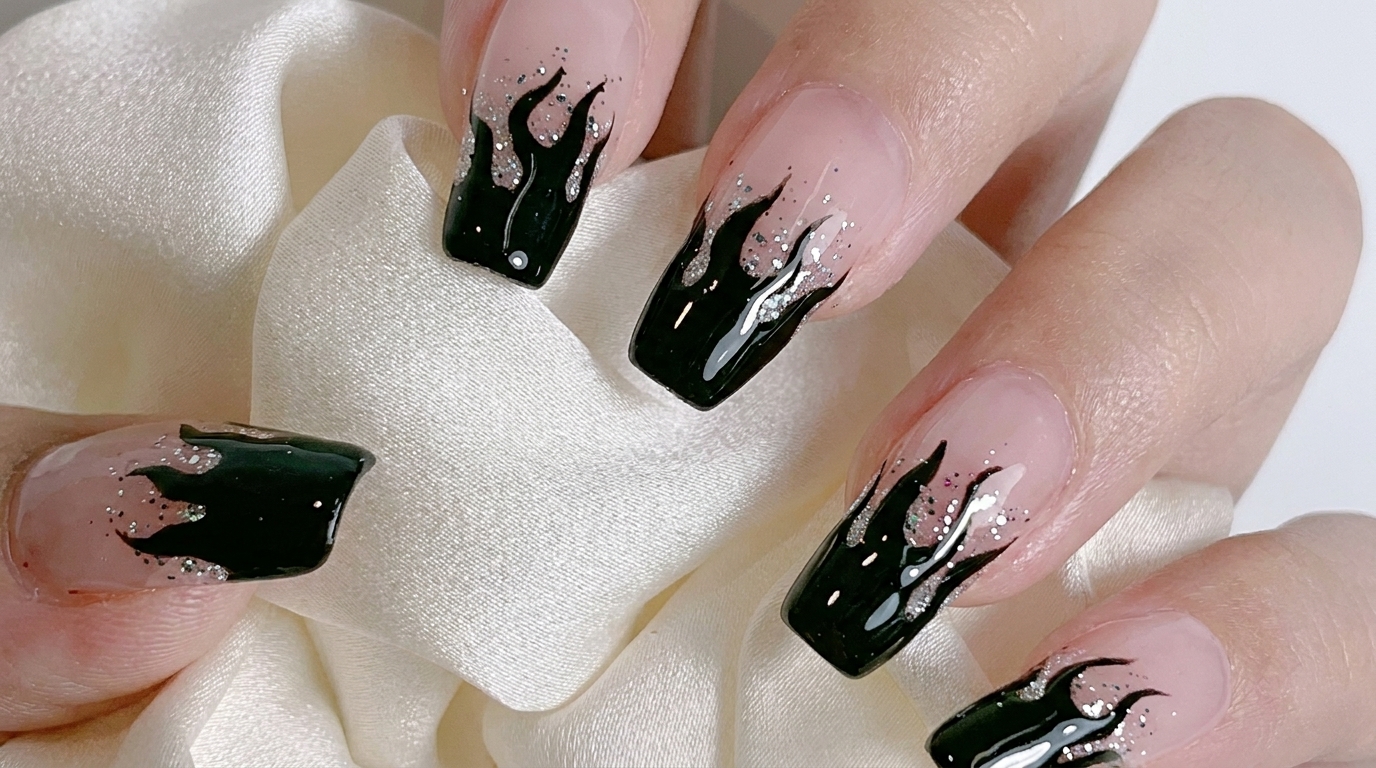 Nail Art con Fiamme Nere e Sfumato Glitter Argento — Tutorial Passo dopo Passo