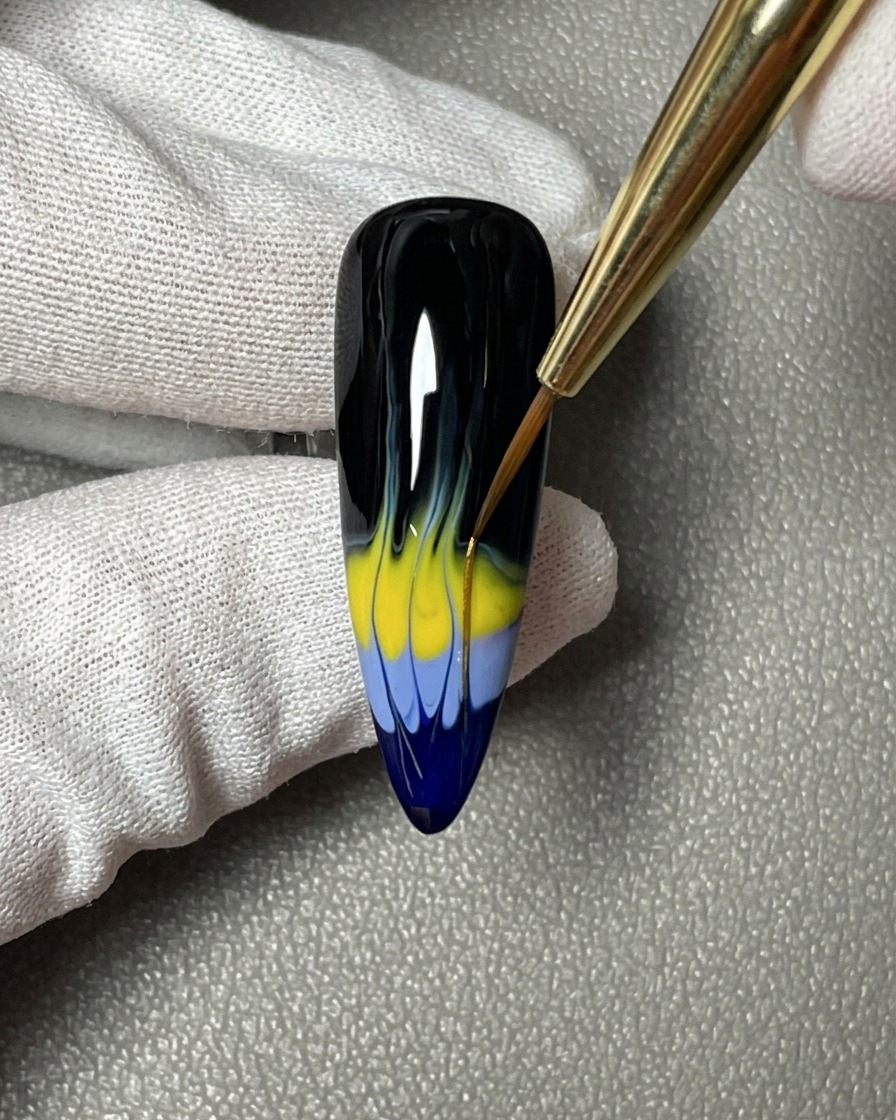 Una mano posizionata sotto una lampada UV/LED professionale mentre la base nera viene polimerizzata.